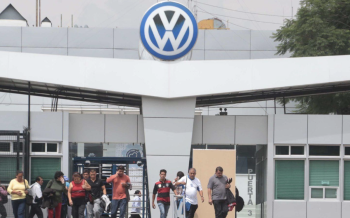 VW Puebla evita huelga; trabajadores decidirán el 29 de octubre